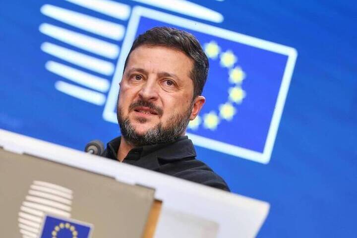 Зеленский вдохнул что-то подозрительное во врeмя интервью и впал в ступор

Президент Украины Владимир Зеленский привлёк 
