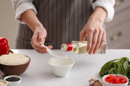 Простой продукт оказался способен защитить печень от алкоголя

Обычный уксус содержит вещества, которые могут защищать п