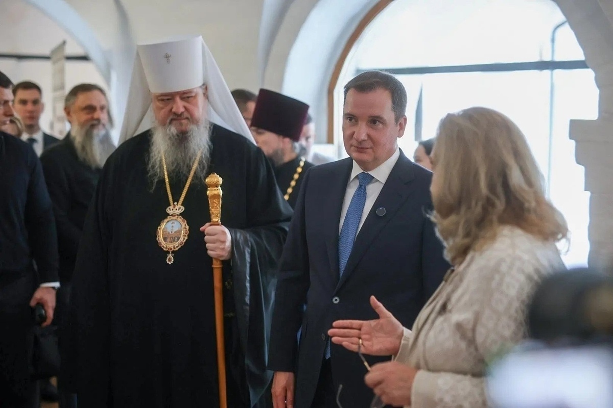 Цыбульский принял участие в открытии выставки о педагогах в Гостиных дворах

В Архангельске в Гостиных дворах открылась 
