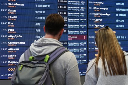 Пассажиры провели 40 часов в аэропорту Москвы и так и не смогли вылететь

Пассажиры авиакомпании Air Cairo провели 40 ча
