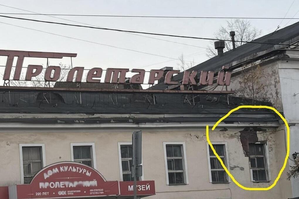Куски штукатурки отваливаются от здания ДК «Пролетарский» в Петербурге

Житель Невского района Петербурга пожаловался на