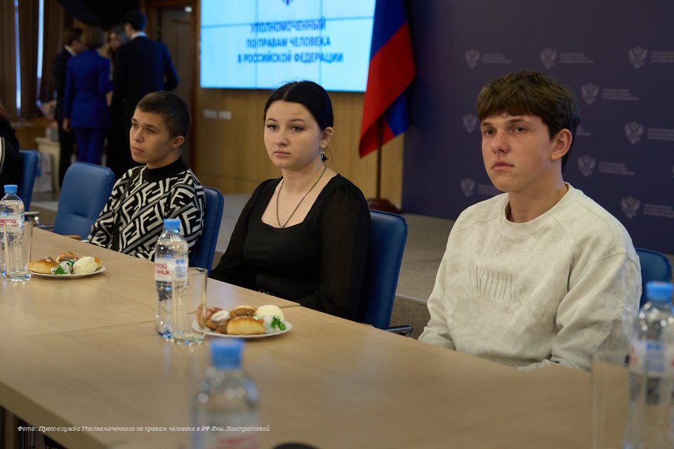 Студенты из Старобельска, пережившие атаку беспилотников, побывали в Москве

Омбудсмен Яна Лантратова передала колледжу 