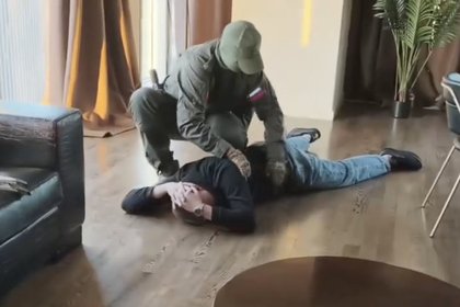 Лежащие лицом в пол сотрудники московских криптообменников попали на видео

В Москве полицейские задержали сотрудников к