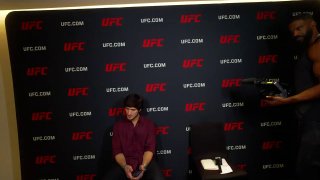 Американская ведущая надела хиджаб ради интервью с российским бойцом UFC

Звездная ведущая  Нина Драма (настоящее имя — 