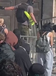 В Марселе протестующие ворвались в здание мэрии и сломали там двери, сообщает La Provence со ссылкой на мэра города Бену