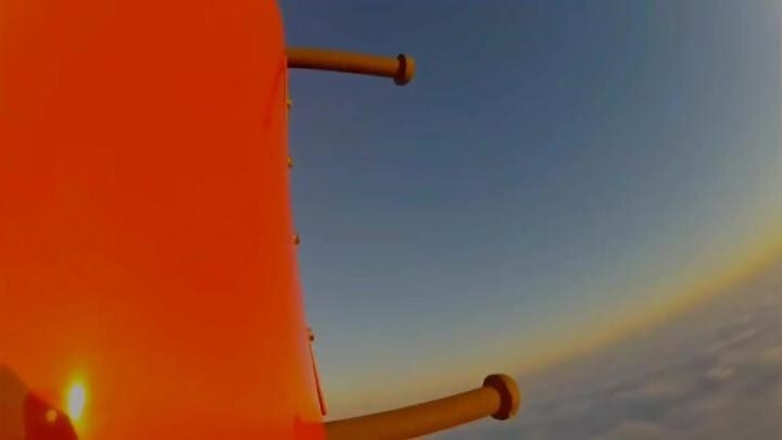 Кто меняет лампы над облаками

Подъём к сигнальному огню на вершине радиомачты, снятый камерой на шлеме. До лампы приход