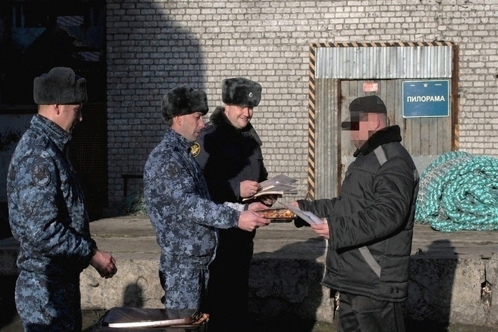 Лучшие швеи мурманской колонии выткали себе путь к награде в виде пиццы

В центре трудовой адаптации мурманской колонии 