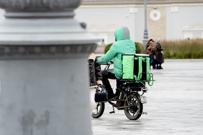 Курьер сбил восьмилетнего мальчика на тротуаре в Санкт-Петербурге

Доставщик еды на мопеде сбил восьмилетнего мальчика н