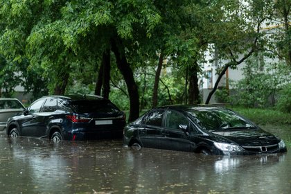 Водителям перечислили главные опасности поездок в дождь

Дождь может быть опасен не только тем, что ухудшает видимость, 
