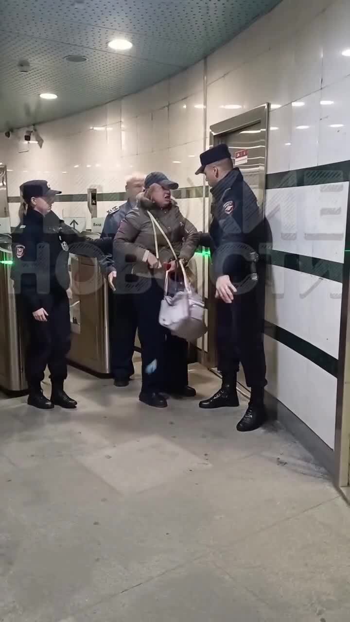 «У меня московская прописка!»: женщина устроила скандал в метро из-за досмотра сумки

Обычный досмотр сумки неожиданно п