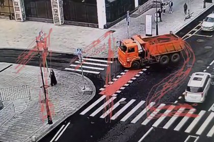 Девушка на самокате попала под колеса грузовика

В центре Москвы грузовик КамАЗ сбил девушку, которая передвигалась на с