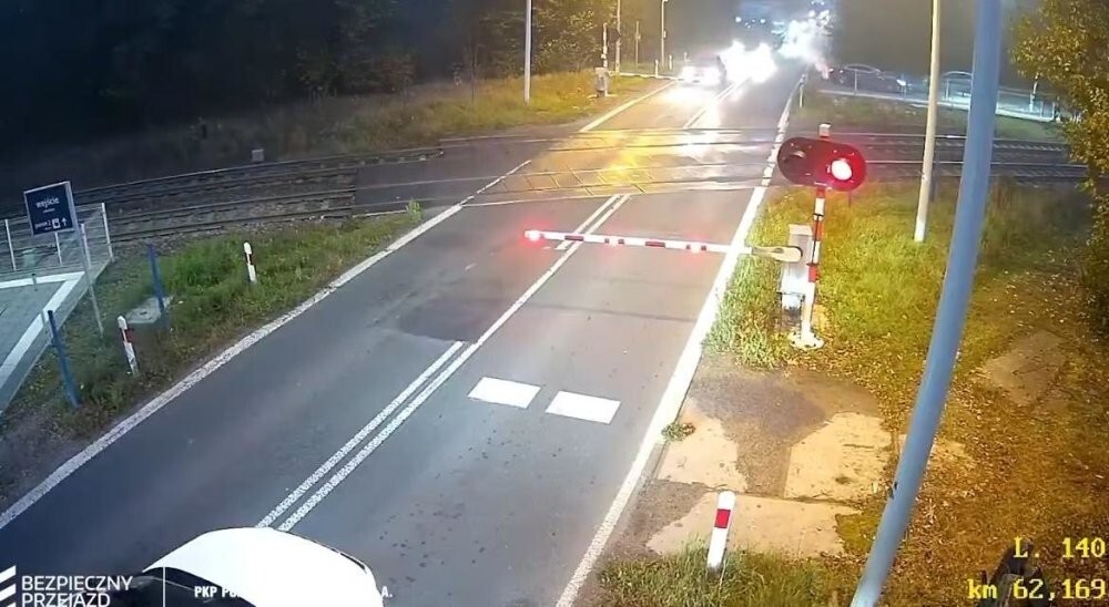 Польский "профи" и ЖД переезд

Очередной польский переезд в деревне Шимоцице. Свидетелем опасного манёвра стал полицейск