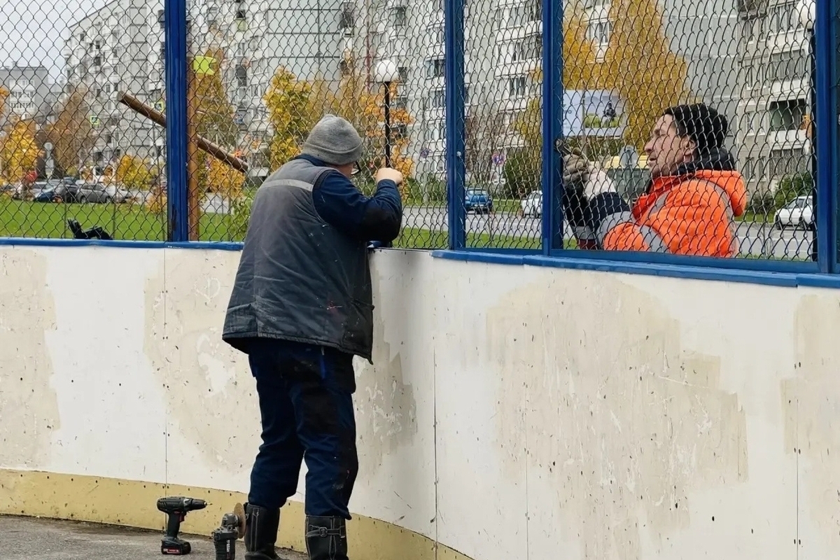 Хоккейные корты в Череповце готовят к зиме

В городе химиков и металлургов начали подготовку хоккейных коробок