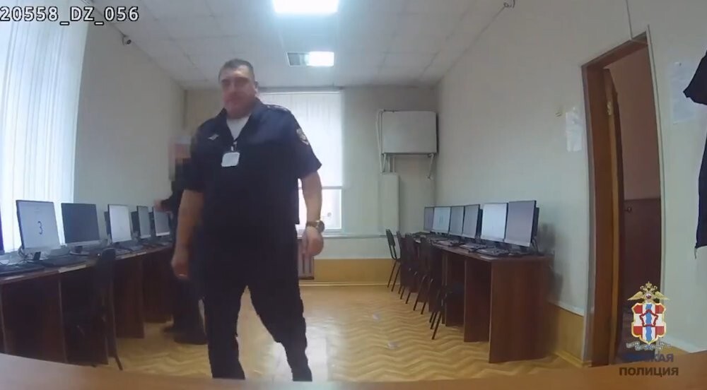 Аппаратура при нем

52-летний житель Омской области пришел пересдавать ПДД с микронаушником в ухе. Предыдущих своих прав