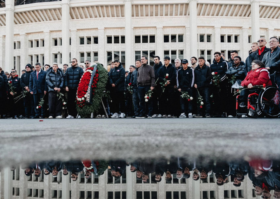 В Москве почтили память погибших в давке на матче "Спартака" в 1982-м

Футболисты, тренеры, болельщики московского футбо