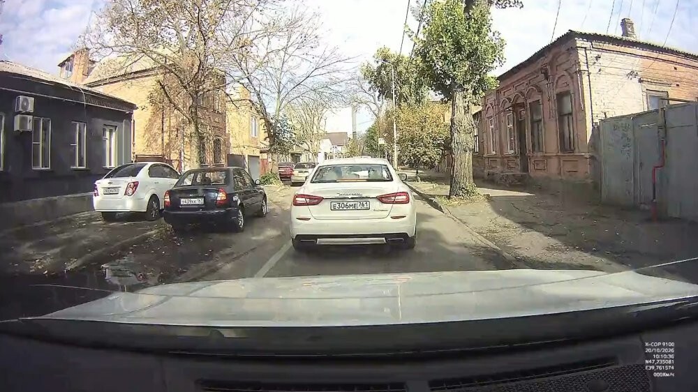 Мёд для глаз

Водитель автомобиля с видеорегистратором сообщает, что за рулём " Мерседеса" была беспардонная барышня.
Ро