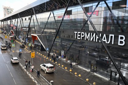 Пассажиров перестали пускать в одну зону аэропорта Шереметьево на фоне воздушной тревоги. Об этом говорится в сообщении 