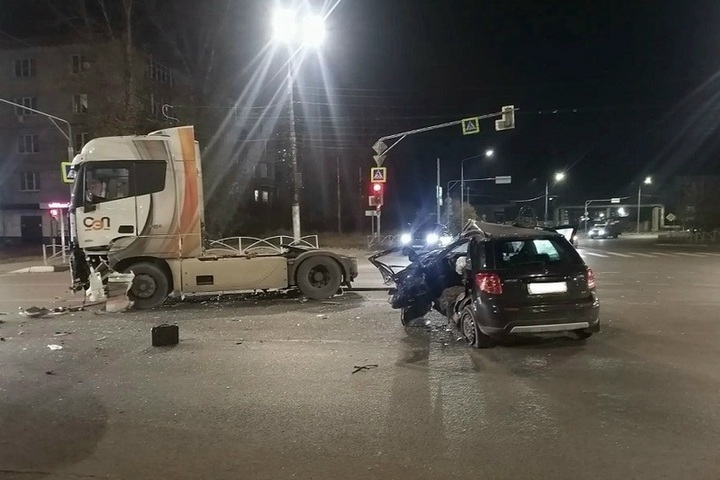 Пьяный водитель грузовика протаранил легковушку в Рязани, три человека погибли

В полиции рассказали подробности смертел