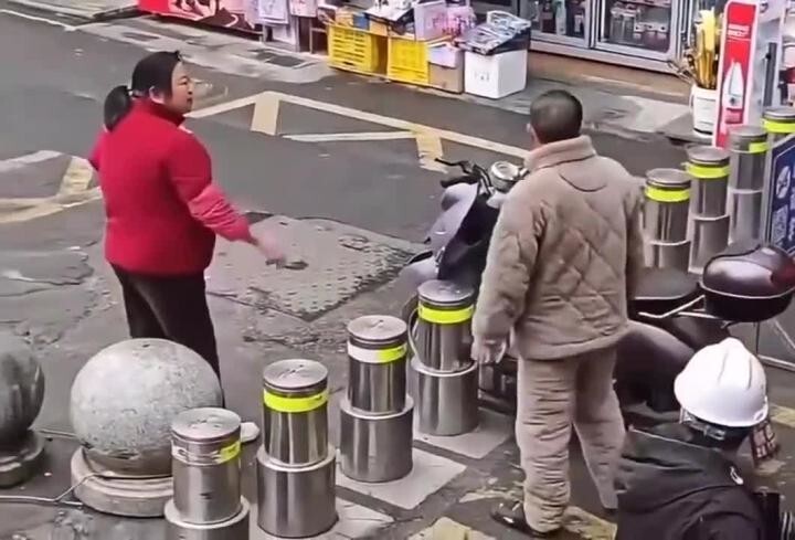 Этот мужчина явно не ищет лёгких путей

Мужчина так хотел проехать между уличными столбиками, что не остановился даже то