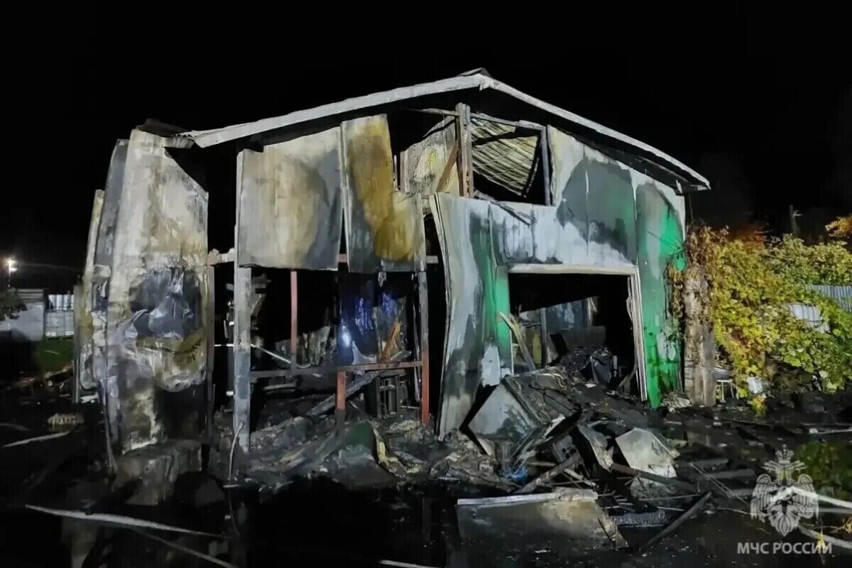 Шесть газовых баллонов и соседний дом спасли при пожаре в Пионерском

В Пионерском вчера вечером загорелся гараж на Степ